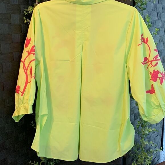 Pleats Collection Size Small yellow 3/4 sleeve top with embroidery detail - Picture 2 of 13